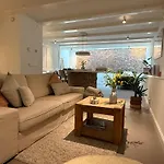 Elegant Canal-Side Apartment In Heart Of Amsterdam