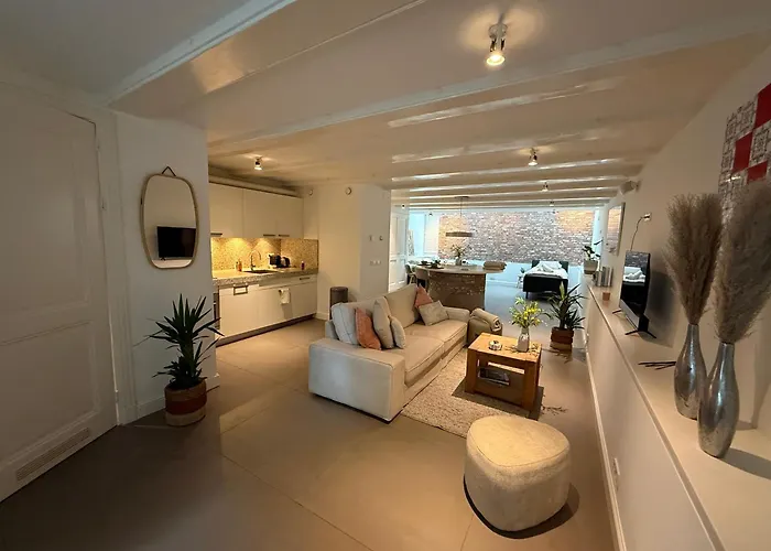 Elegant Canal-Side Apartment In Heart Of Amsterdam