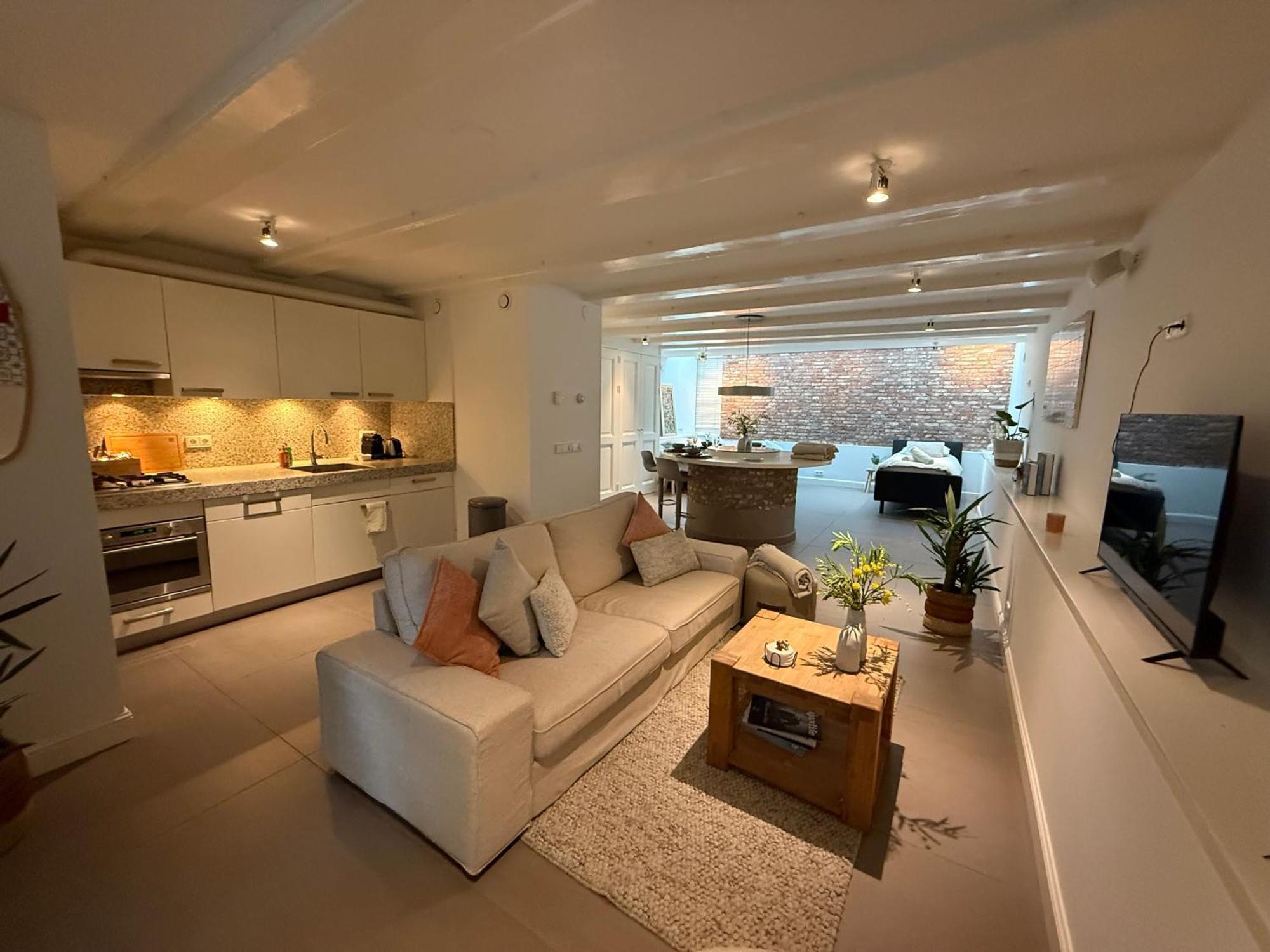 Elegant Canal-side In Heart Of Amsterdam